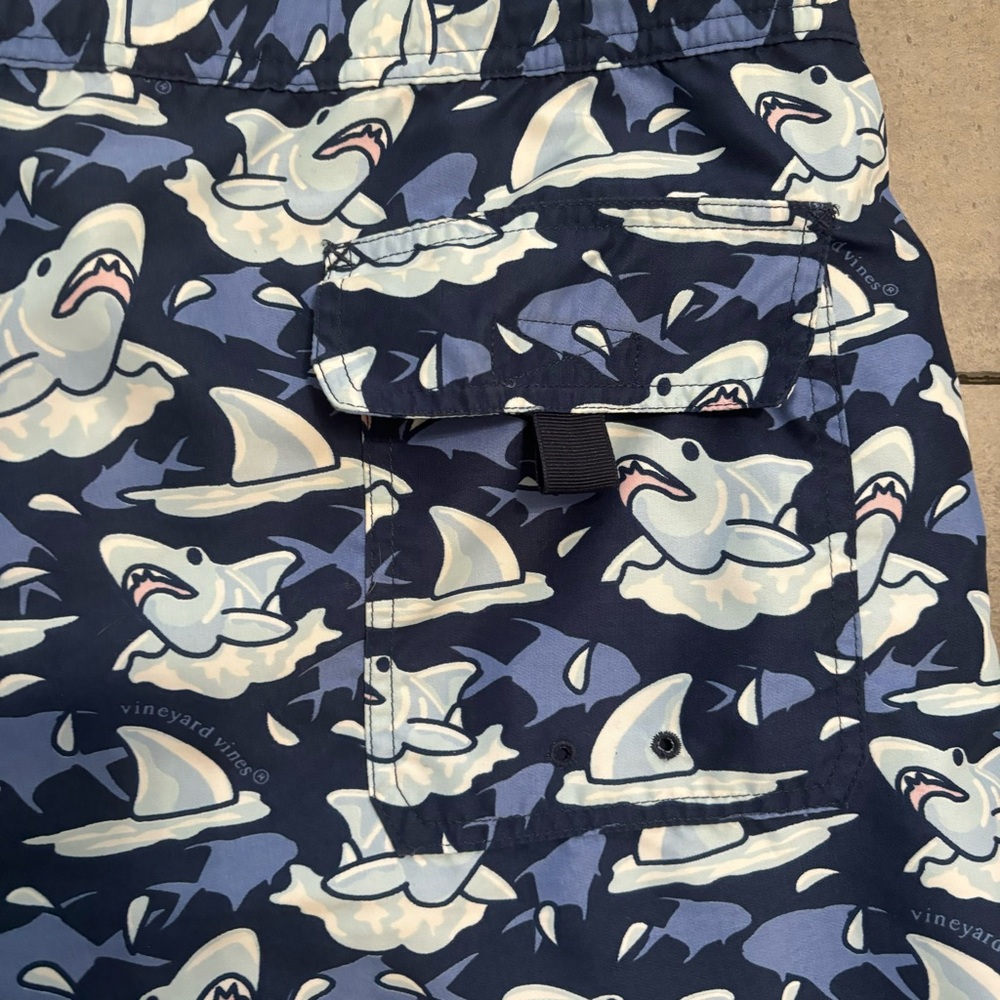 Vineyard Vines Men’s Size L 7” Swim Trunks Printed Sharks Blue Navy - Picture 5 of 10